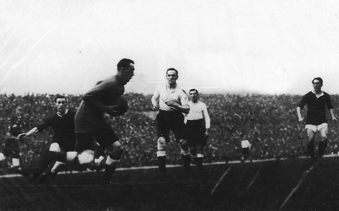 Arthur King postcard, Arthur King in goal for Tottenham, Manchester United v Tottenham Hotspur,
Saturday 04 Oct 1913 at Old Trafford. 3-1 to Manchester United, Attendance 39,000 - Courtesy of Ian Wolfe