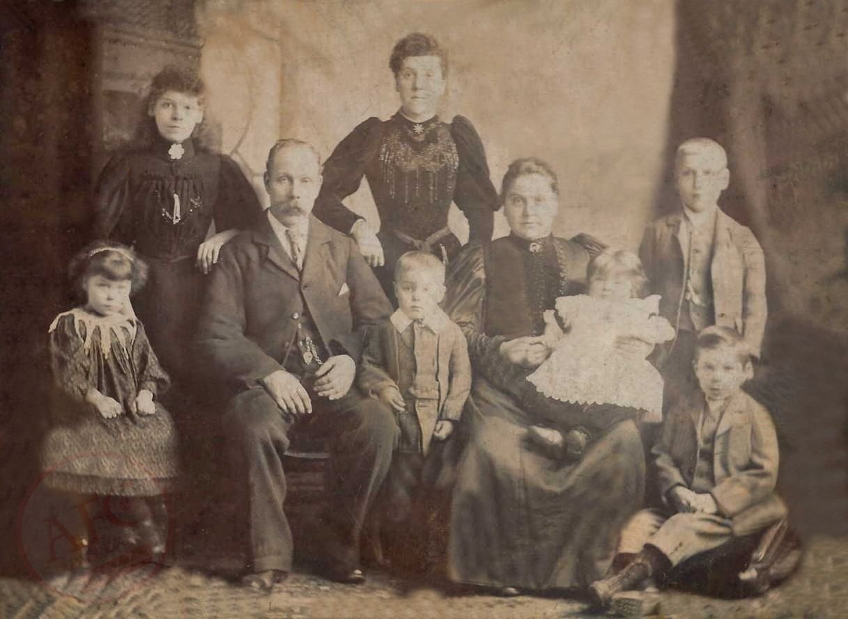 Robertson Family, Dundee 1895 - Courtesy of The Robertson Family